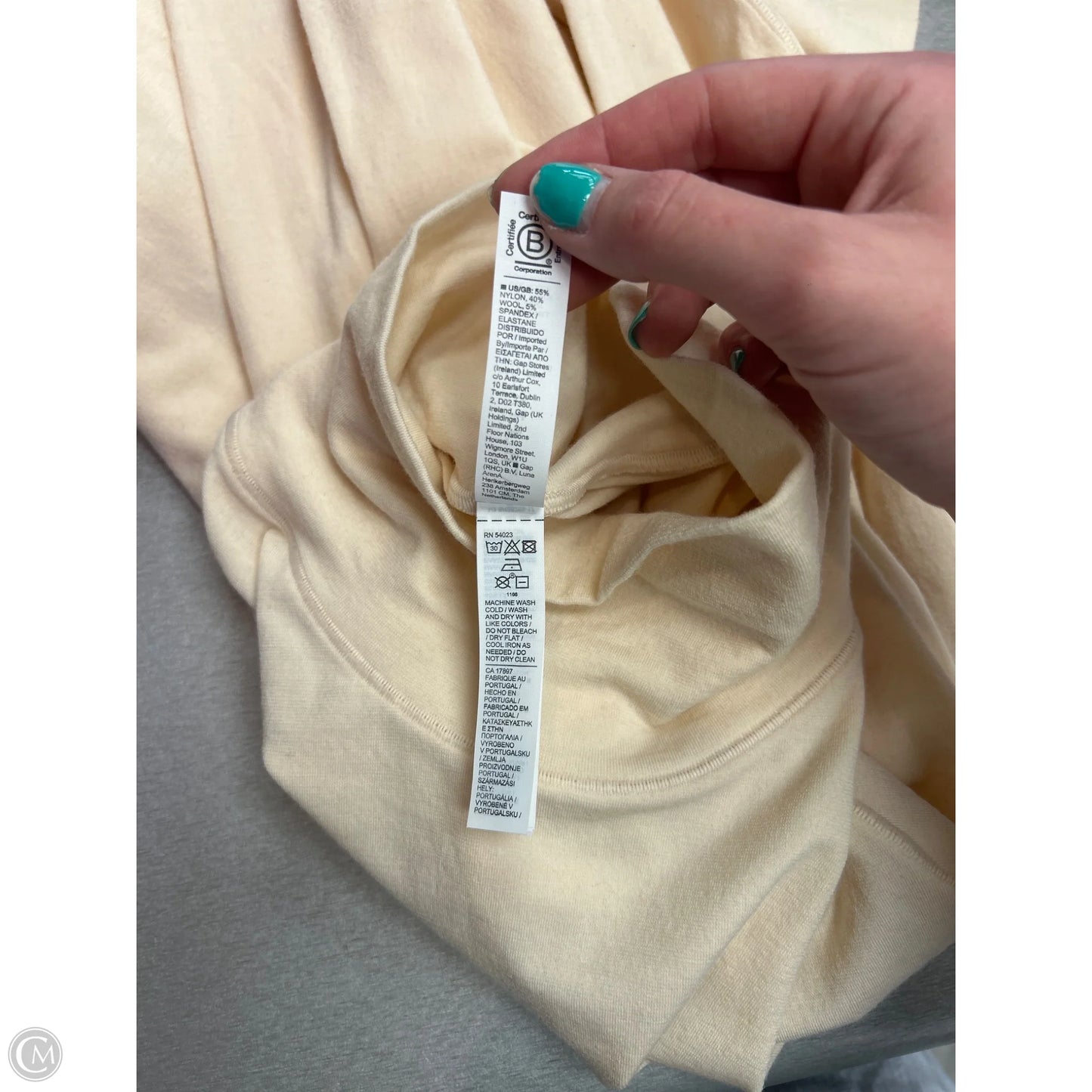 Athletic Top Long Sleeve Crewneck By Athleta In Cream, Size: Xl