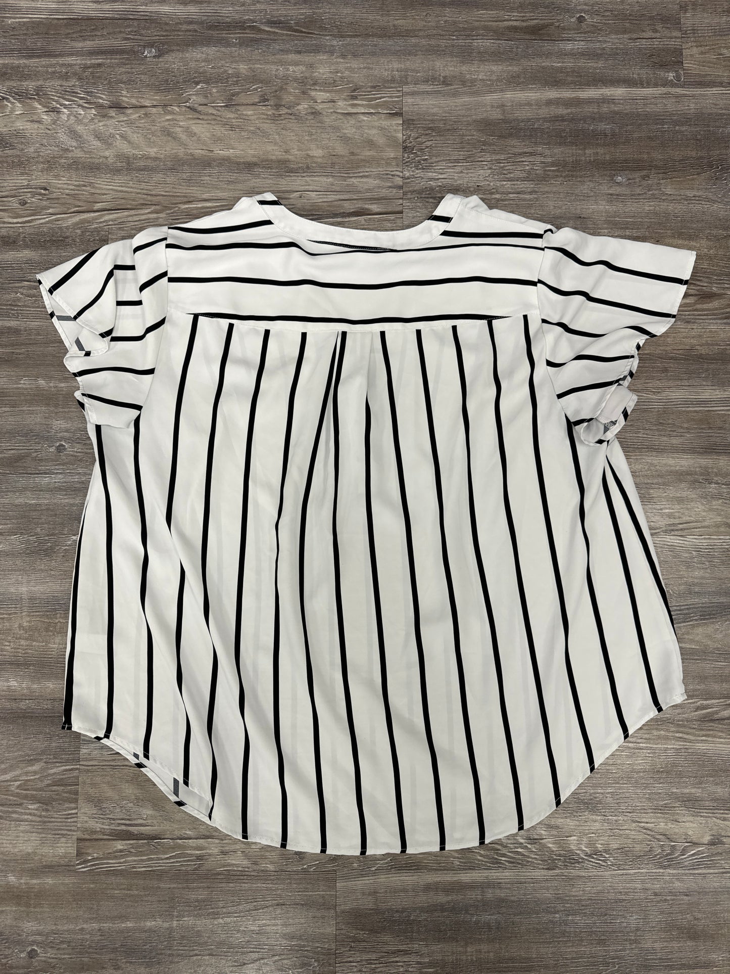 Top Short Sleeve By Torrid In Black & White, Size: 1x