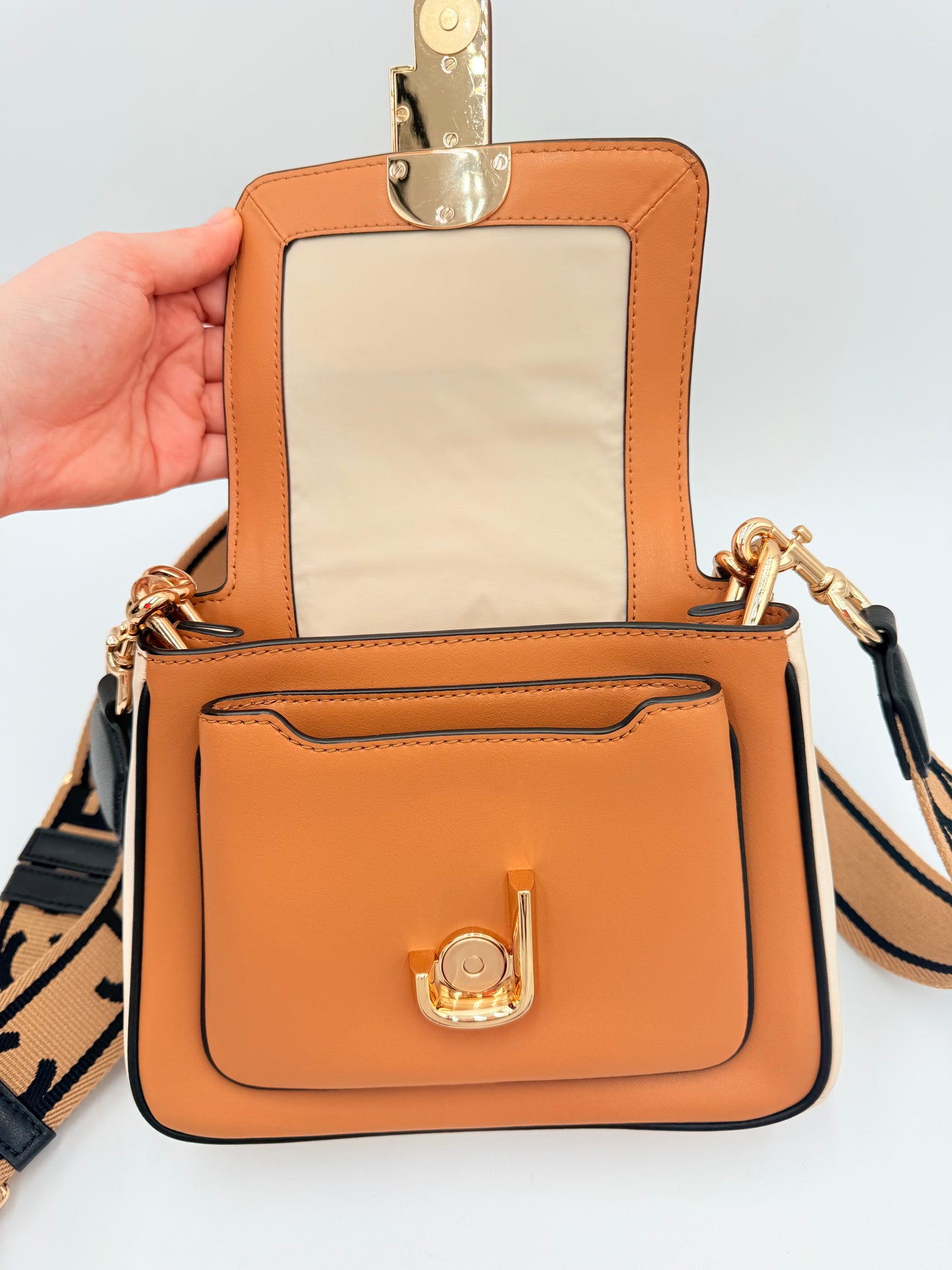 Crossbody Luxury Designer By Marc Jacobs In Tan, Size:Medium