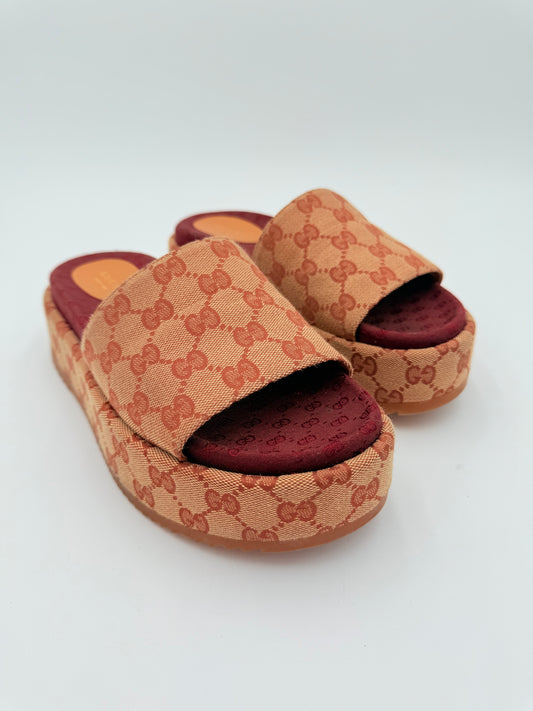 Sandals Luxury Designer By Gucci In Red & Tan, Size:8.5