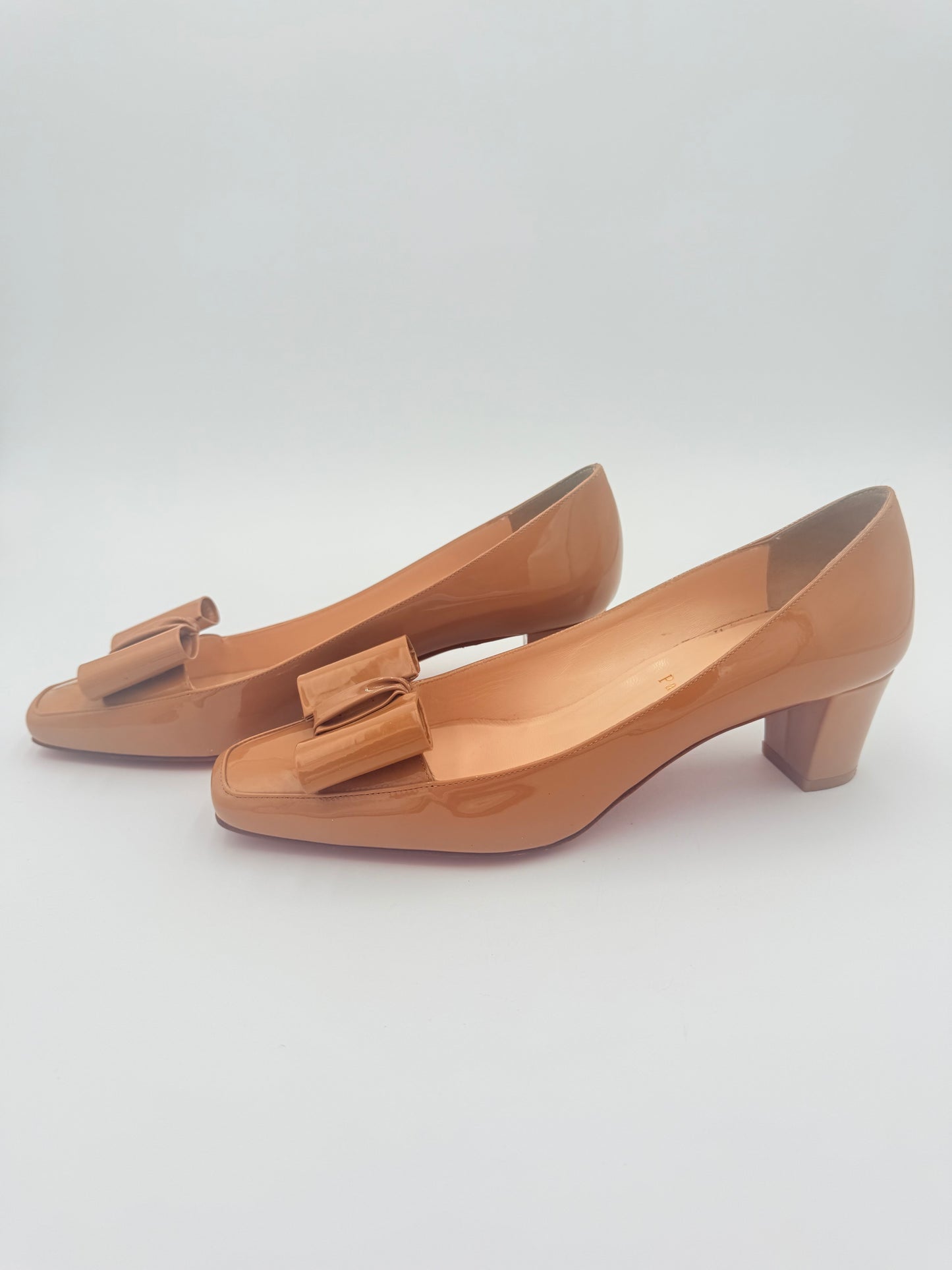 Shoes Luxury Designer By Christian Louboutin In Tan, Size: 9.5